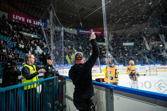 Vaktmästare byter plexiglaset
