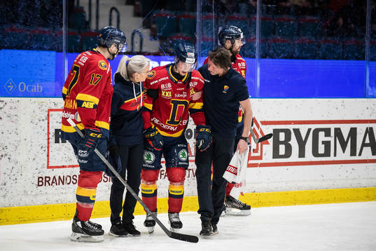 Djurgårdens William Eklund är skadad och får hjälp av