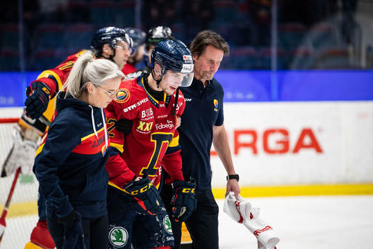 Djurgårdens William Eklund är skadad och får hjälp av
