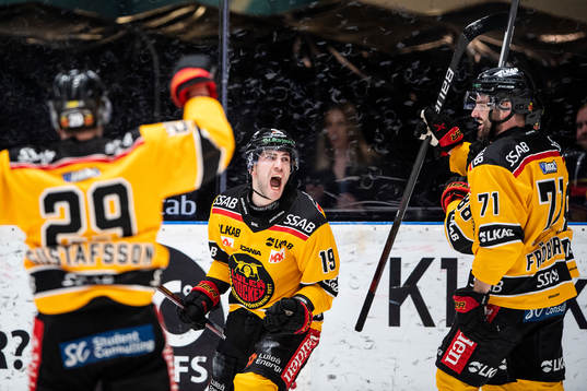 Luleås Konstantin Komarek jublar