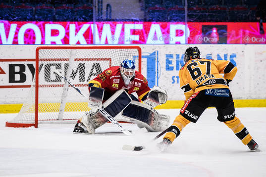 Djurgårdens målvakt Mantas Armalis och Luleås Linus Omark