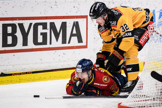 Djurgårdens William Eklund får ont i en duell med Luleås