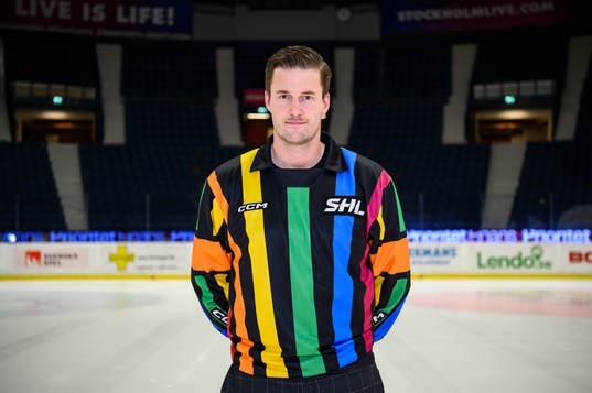 Domare Johan Nordlöf före ishockeymatchen i SHL mellan