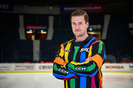 Domare Johan Nordlöf före ishockeymatchen i SHL mellan