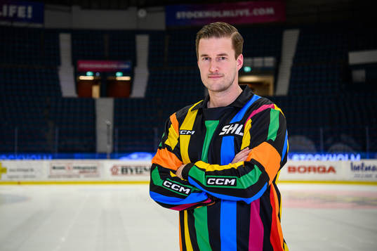 Domare Johan Nordlöf före ishockeymatchen i SHL mellan