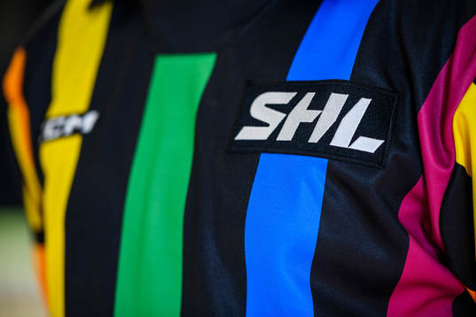 Domare Johan Nordlöf före ishockeymatchen i SHL mellan