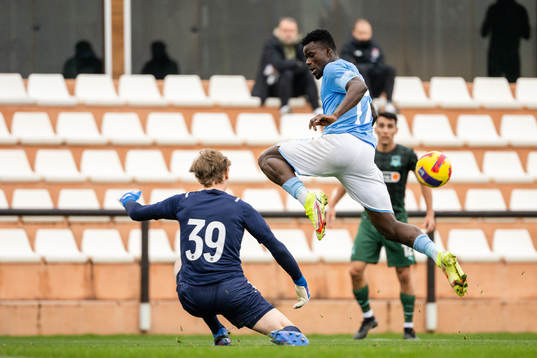 Malik Abubakari of Malmö FF against goalkeeper Matvey