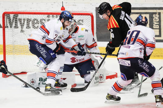 Brynäs Tomi Sallinen mot Växjös Amil Krupic och målvakt