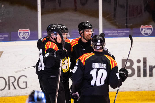 Brynäs Anton Rödin jublar med lagkamrater