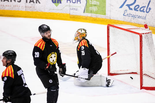 Brynäs Oula Palve och målvakt Veini Vehviläinen deppar