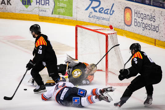Brynäs målvakt Veini Vehviläinen med en räddning