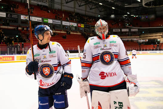 Växjös Julius Nättinen och målvakt Henrik Tikkanen