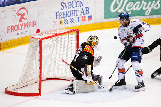 Brynäs målvakt Veini Vehviläinen och Växjös Ludvig