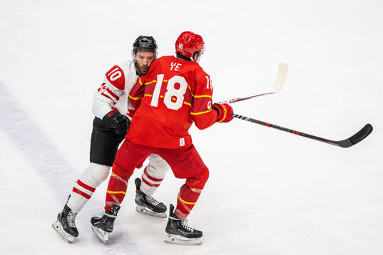 Ben Street of Canada and Ye Jinguang of China in an ice