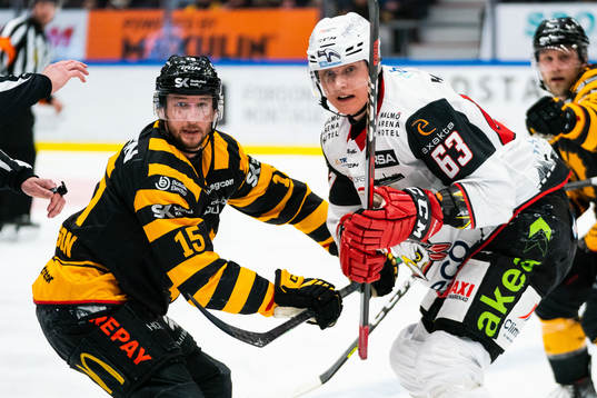 Skellefteås Melker Karlsson och Malmö Redhawks Fredrik