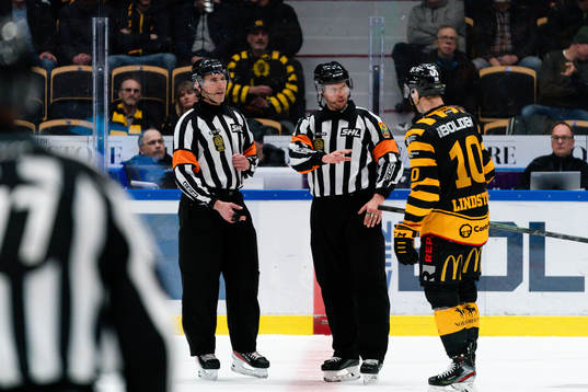 Domarna Linus Öhlund och Johan Magnusson pratar med