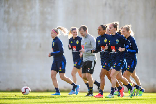Players of Sweden warm up