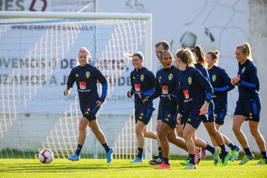 Players of Sweden warm up