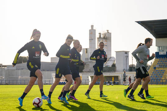 Players of Sweden warm up