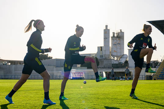 Players of Sweden warm up