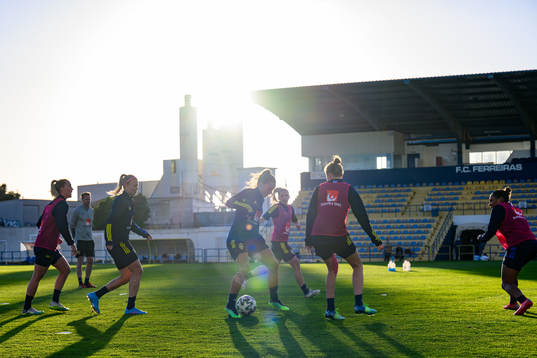 General view of a training session with the women's