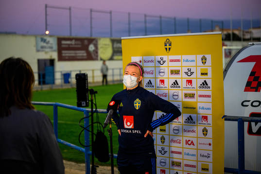 Hanna Glas is interviewed by the media