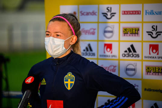 Hanna Glas is interviewed by the media