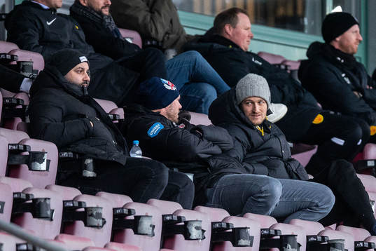 Helsingborgs målvakt Anders Lindegaard  på läktaren