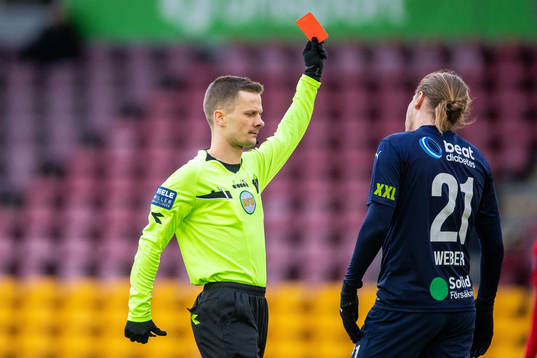 Helsingborgs Charlie Weberg får rött kort
