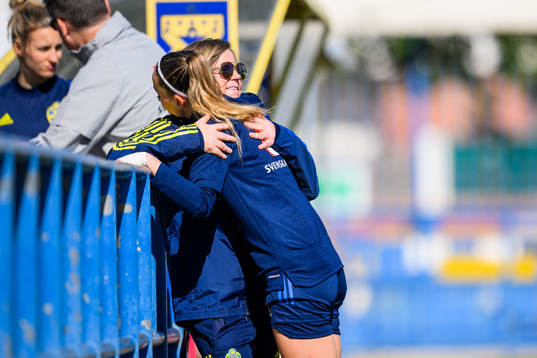 Marika Domanski Lyfors, team Manager hugs Kosovare Asllani