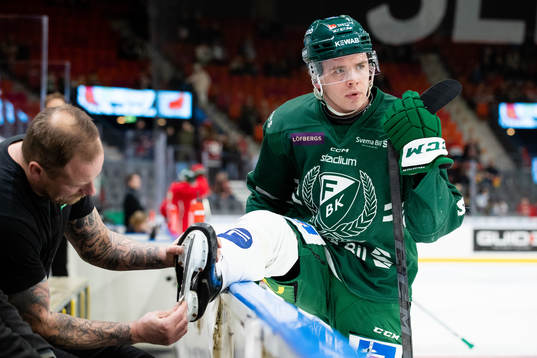 Färjestads Oscar Lawner innan ishockeymatchen i SHL mellan