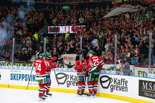 Frölundas Ryan Lasch jublar med lagkamrater