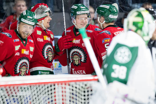 Frölundas Teodor Niederbach jublar med lagkamrater