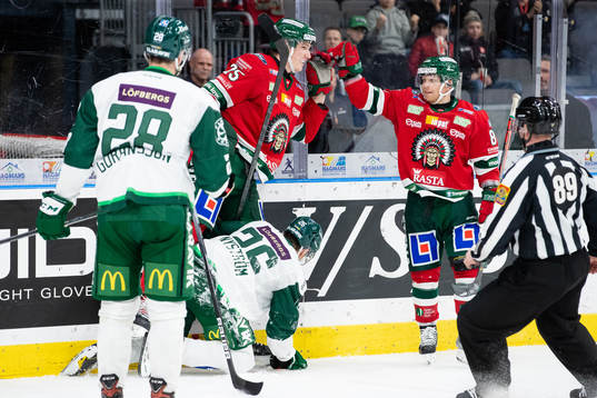 Frölundas Elmer Söderblom jublar ihop med Ryan Lasch