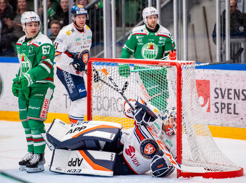 Rögles Leon Bristedt  framför Växjös målvakt Adam