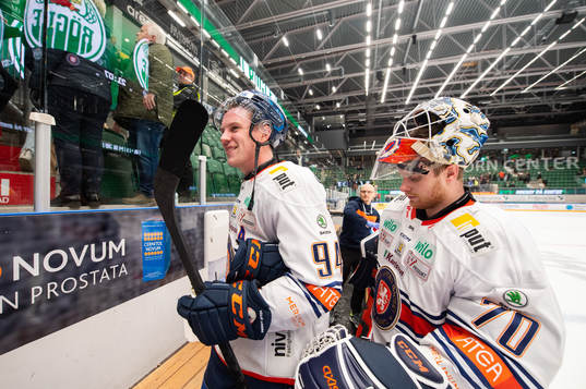 Växjös Joel Persson och målvakt Adam Åhman jublar