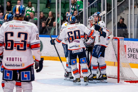 Växjös målvakt Adam Åhman  och Amil Krupic jublar