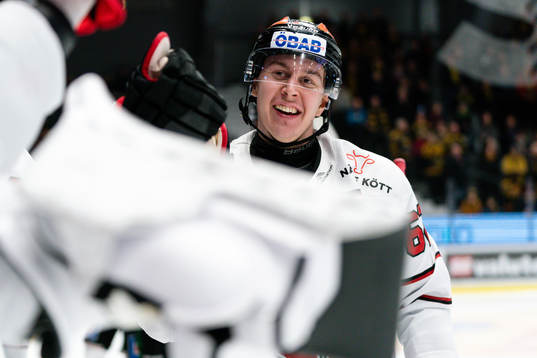 Örebros Robert Leino jublar