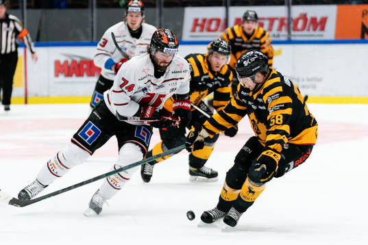 Örebros Nick Ebert och Skellefteås Oskar Nilsson