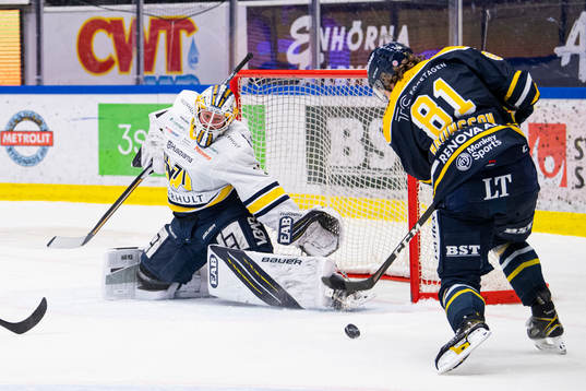 s målvakt Jonas Gunnarsson och Södertäljes Emil Aronsson