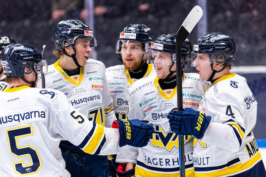 s Jonathan Davidsson jublar