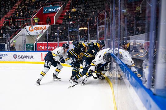 s Tommi Huhtala, Södertäljes Emil Aronsson, Södertäljes