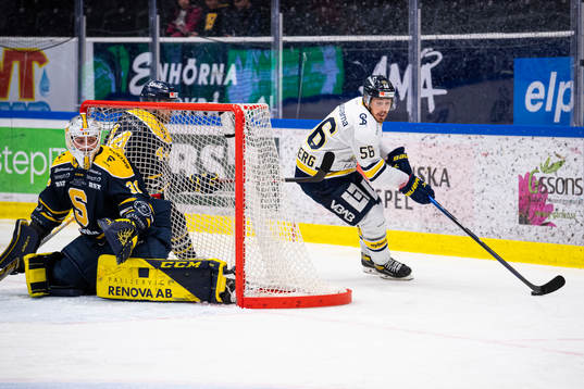 s Marcus Karlström och Södertäljes målvakt Nikita