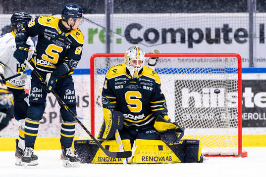 s Emil Andrae, ej i bild, gör 2-3 bakom Södertäljes