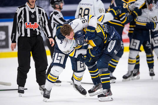 s Pontus Netterberg och Södertäljes Lucas Nordsäter i