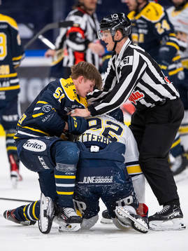 s Pontus Netterberg och Södertäljes Lucas Nordsäter i