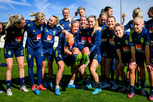 Hanna Glas, Julia Roddar and Kosovare Asllani pose for a