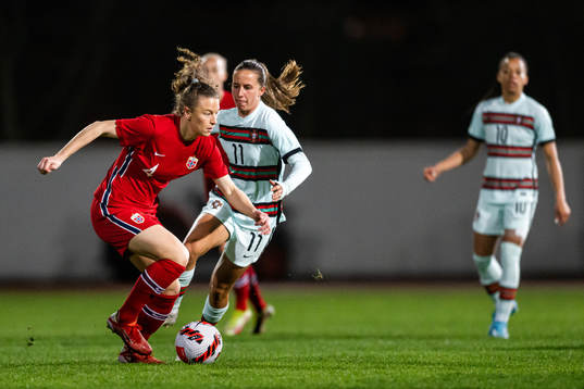 Synne Skinnes Hansen of Norway and Tatiana Pinto of Portugal