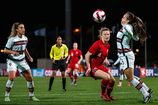 Synne Skinnes Hansen of Norway against Andreia Norton and