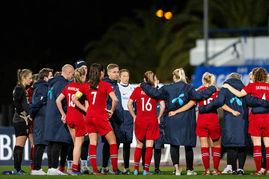 Martin Sjögren, head coach of Norway, with the players